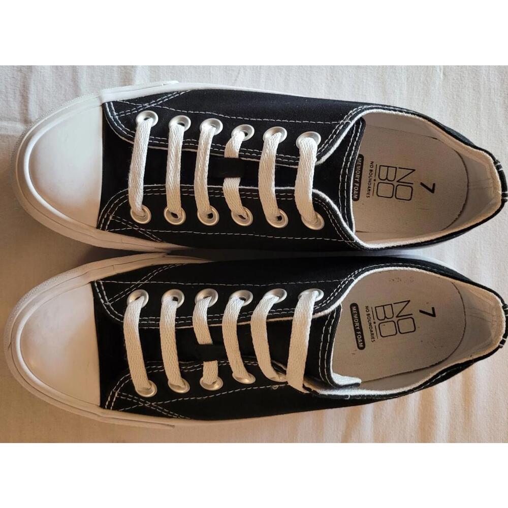 No Boundries women's size 7 blk. & wht. tennis shoes